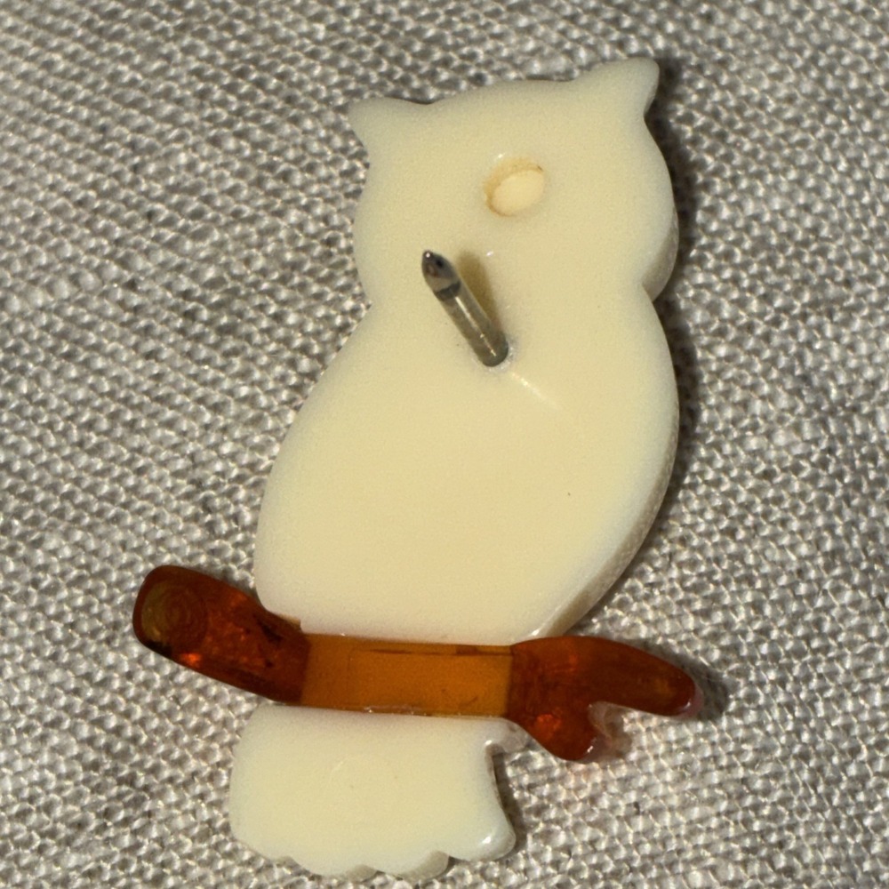 Avon WISE OWL VINTAGE‎ 1940s WHITE PLASTIC PIN BROOCH 1 1/4" - Picture 4 of 5